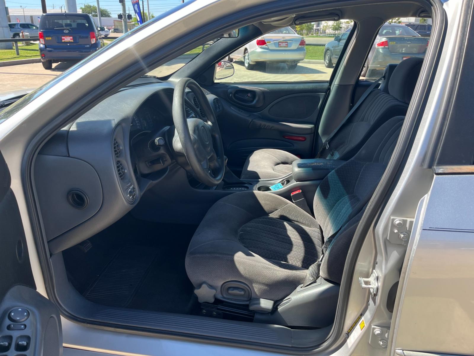 2005 SILVER /gray Pontiac Bonneville SE (1G2HX52K45U) with an 3.8L V6 OHV 12V engine, 4-Speed Automatic Overdrive transmission, located at 14700 Tomball Parkway 249, Houston, TX, 77086, (281) 444-2200, 29.928619, -95.504074 - Photo #8